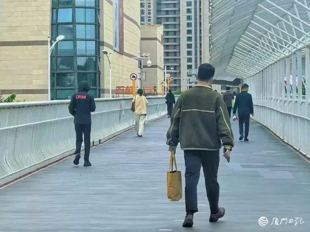 夏季学生穿衣指南：孩子35度裹外套，13度穿短袖！妈妈们，你家娃今天穿对了吗？