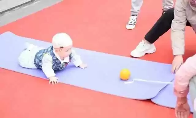 1岁宝宝聪明育儿法:3个关键点,很多家长第一步就错!