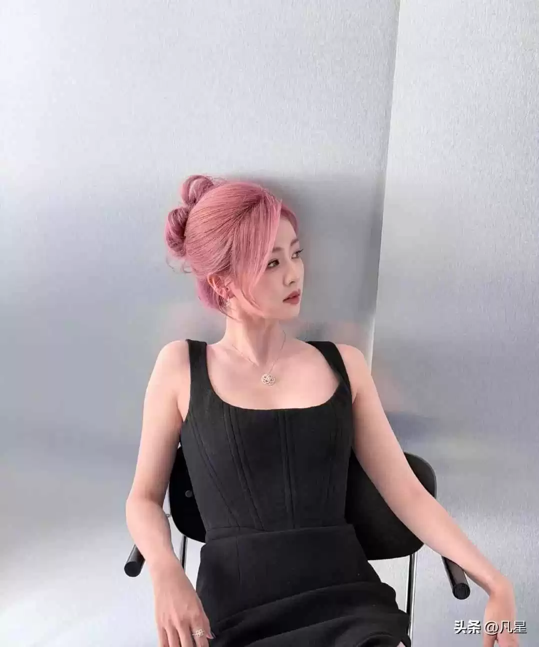 粉色头发穿搭宝典:白鹿的时尚造型大揭秘