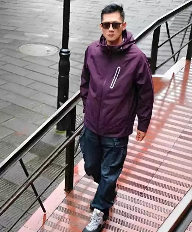 成熟男士秋冬时尚穿搭:冲锋衣搭配运动鞋,保暖帅气两不误 成熟男士秋冬时尚穿搭:冲锋衣搭配运动鞋,保暖帅气两不误