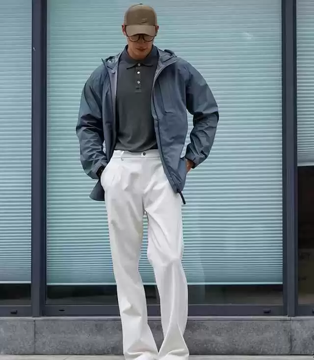 成熟男士秋冬时尚穿搭:冲锋衣搭配运动鞋,保暖帅气两不误