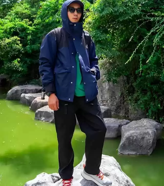 成熟男士秋冬时尚穿搭:冲锋衣搭配运动鞋,保暖帅气两不误