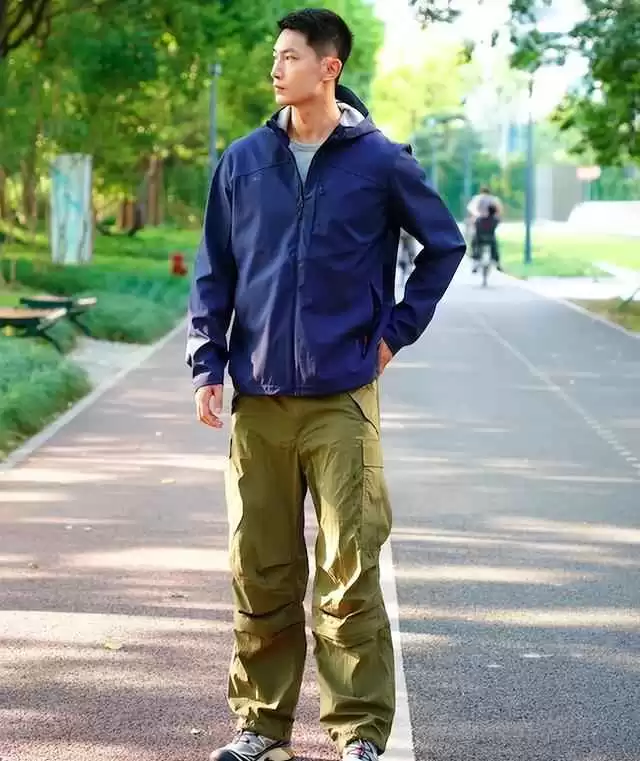 成熟男士秋冬时尚穿搭:冲锋衣搭配运动鞋,保暖帅气两不误