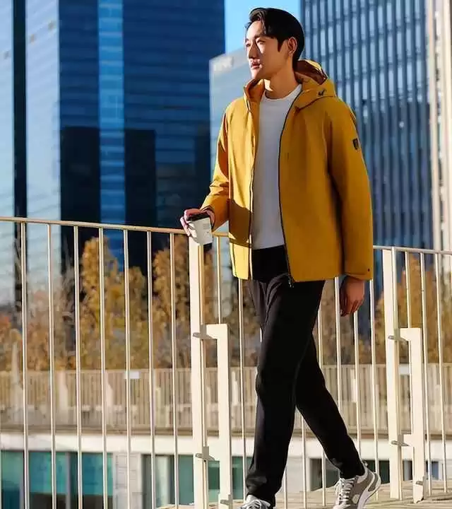 成熟男士秋冬时尚穿搭:冲锋衣搭配运动鞋,保暖帅气两不误