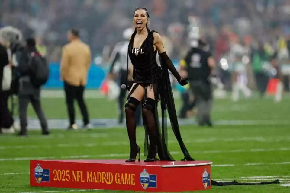 美国黑人时尚穿搭与着装争议：女歌手NFL球赛表演引爆话题