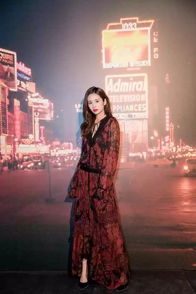 颖儿穿搭宝典：街拍造型图片大全，风格百变超吸睛！