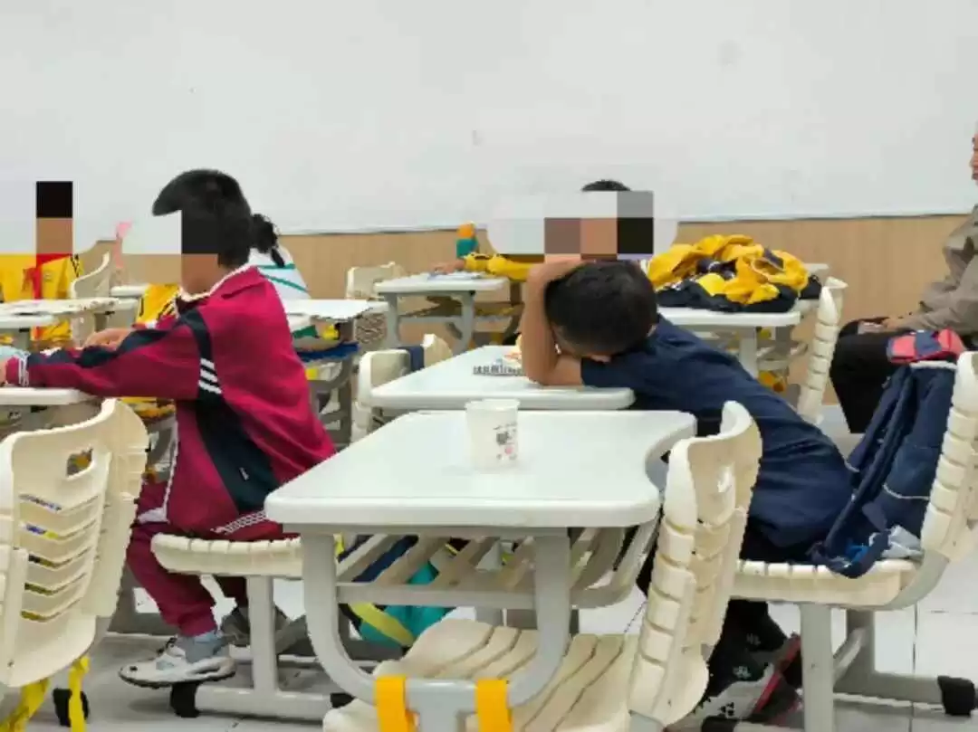 广州降温天男孩穿衣指南:家长如何科学搭配儿童服装?