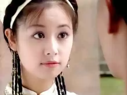 49岁林心如增肥后穿搭惊艳升级，毛衣半身裙组合贵气十足，网友直呼认不出！