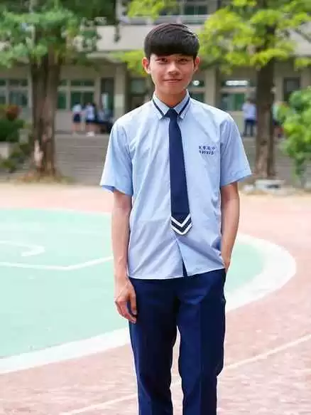 高中生穿搭全攻略：3个实用公式，学生党秒变高瘦范！