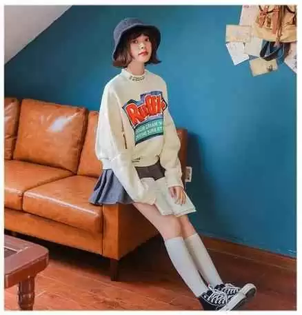 黑皮肤女学生学院风穿搭：瑜伽裤的时尚选择与健康平衡