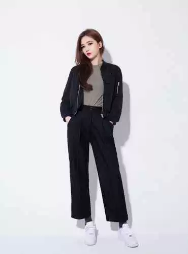 杨幂初秋穿衣搭配：短外套+阔腿裤，38岁穿出高级洋气感