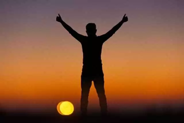 孩子怕黑、黏人、爱哭？别急着纠正，先问问自己：你给够安全感了吗