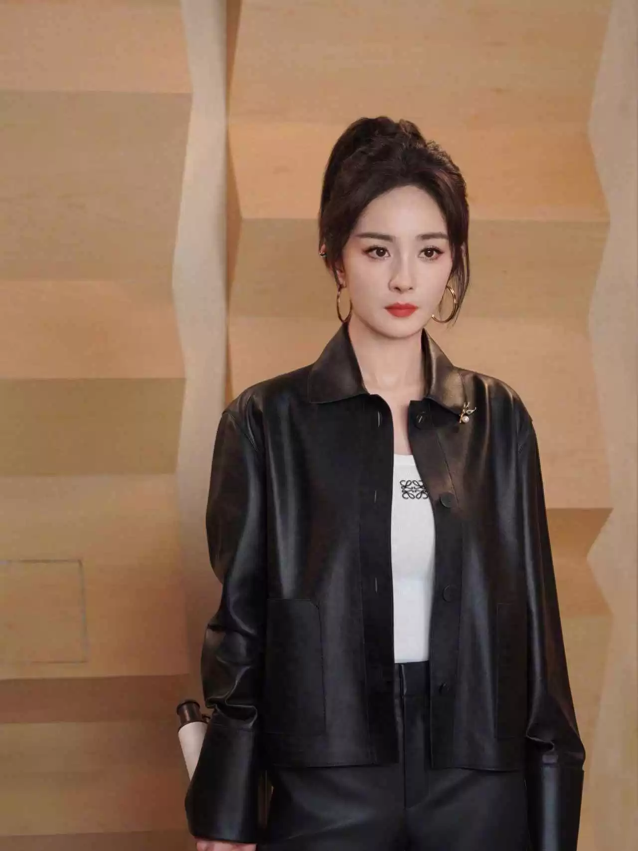 150cm小个子女生穿搭秘籍：跟杨幂学短款皮衣+露腰内搭，轻松穿出九头身比例