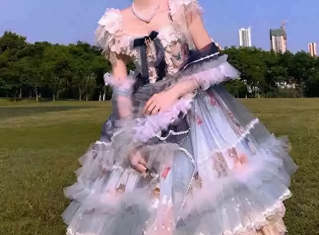 大学女生穿衣风格引热议：洛丽塔裙报到事件背后的思考