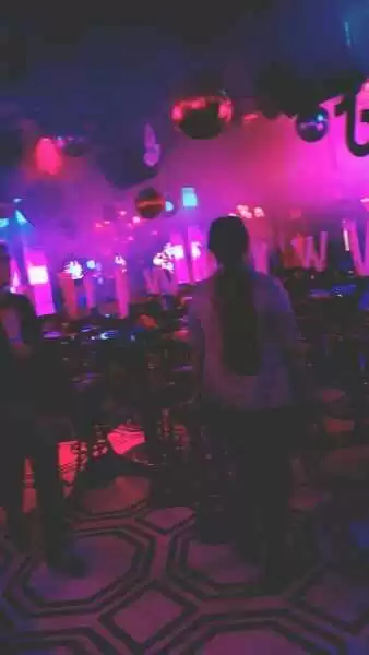 今晚出门去酒吧穿什么？这份聪明穿搭指南让你从头到脚都迷人