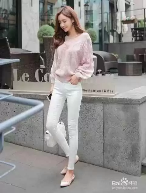 再也不愁牛仔裤怎么搭 这些上衣方案让你一周不重样