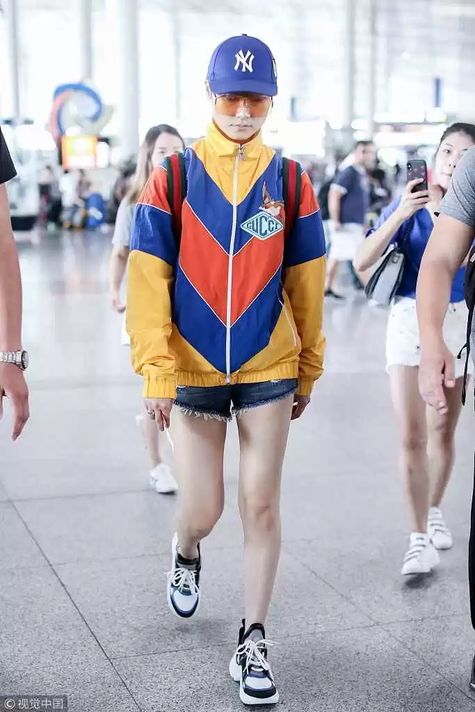 冲锋衣搭对鞋 时髦舒适全拿捏 三种场景穿出彩