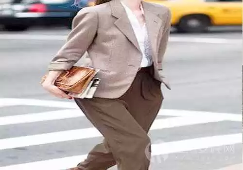 卡其色上衣搭配全攻略 这些颜色裤子让你时髦不重样