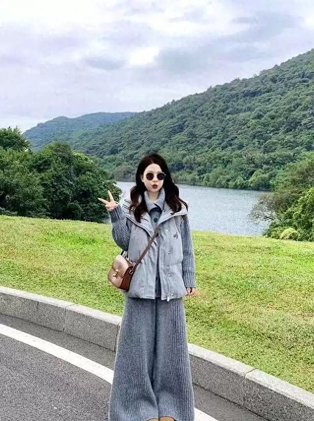 扁身体穿衣搭配：浅灰连帽羽绒马甲与同调针织阔腿裤，柔雾质感打造慵懒高级风