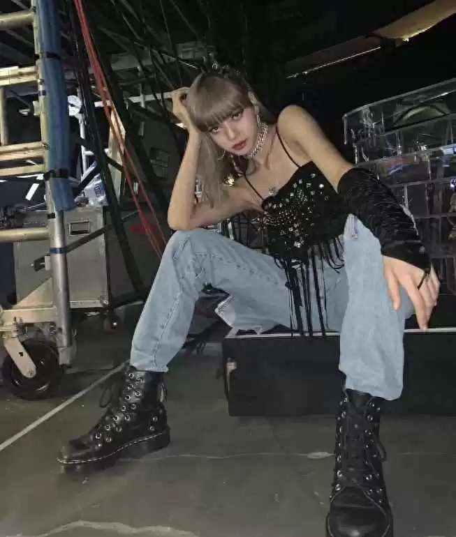 Lisa吊带背心搭配牛仔裤