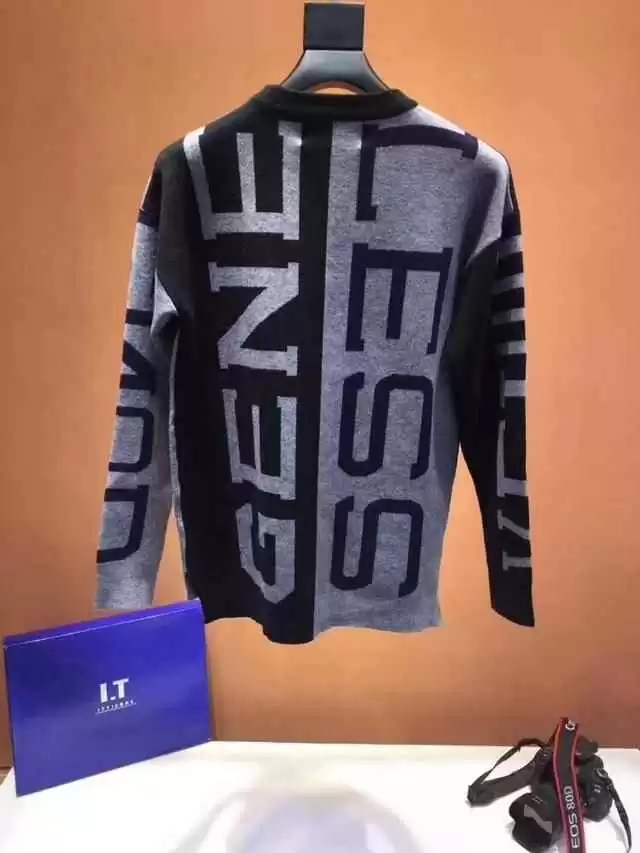 普拉达的档次密码：不止于奢侈的艺术革新与商业韧性