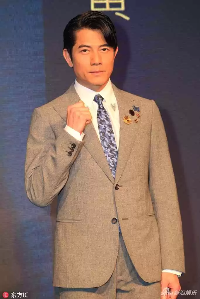 灰色西装领带搭配全攻略 告别选择困难