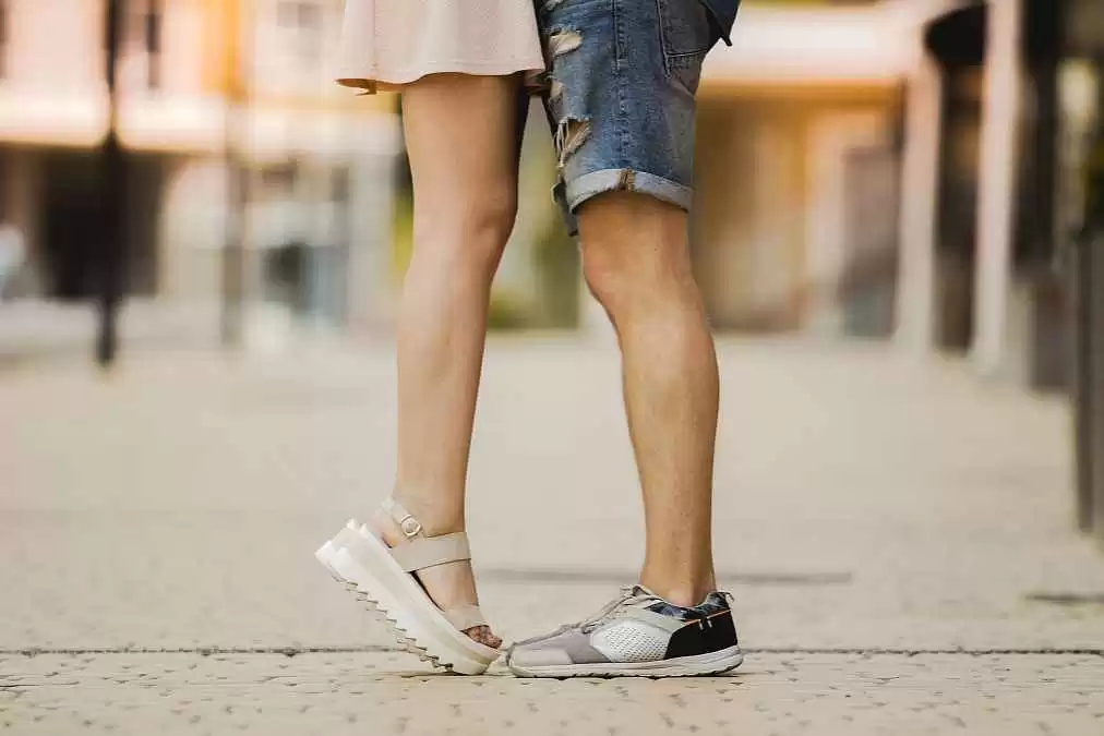 白色皮鞋配啥袜子 选对颜色让你秒变街拍焦点