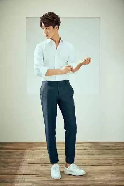 白衬衫配鞋子的万能公式 穿对鞋子风格秒变