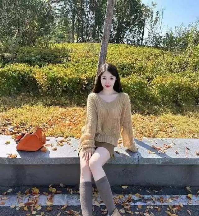 穿衣颜色搭配秘诀:一浅一深法则,轻松穿出高级感