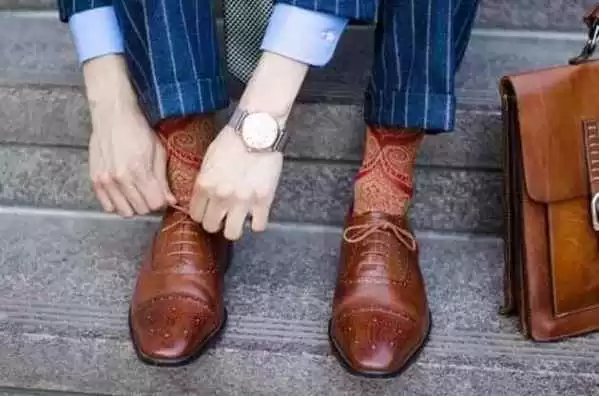皮鞋配袜子讲究多 穿对了是品位穿错是尴尬