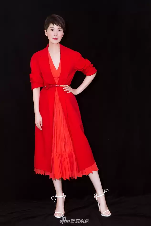 红色裙子外套搭配全攻略 穿出惊艳好气质