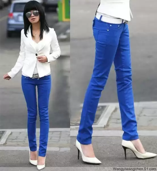 蓝色上衣的万能搭配指南 穿出你的风格与气场