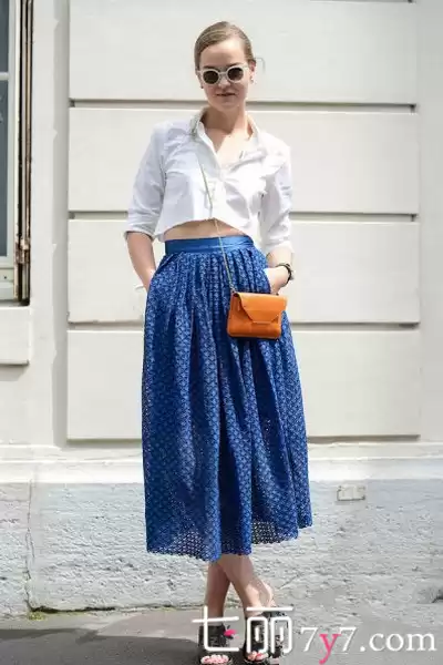 蓝色裙子配什么上衣显白又有气质，看完这篇搭配指南就够了