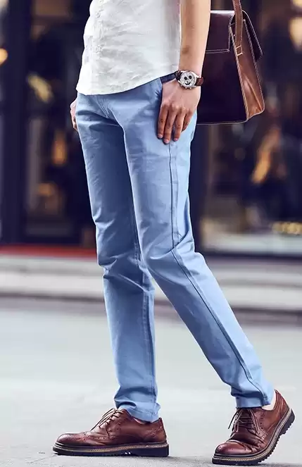 蓝色裤子鞋子搭配全攻略 穿出风格不出错
