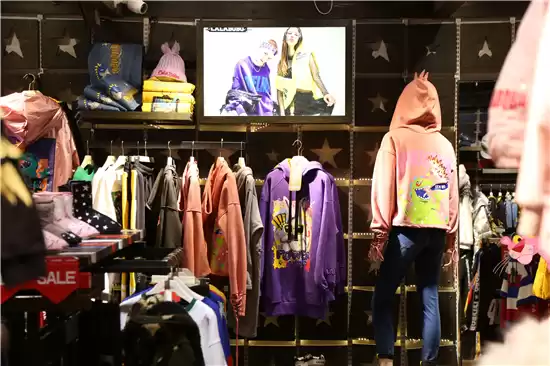 那只让全球排队尖叫的毛绒小怪兽究竟啥来头