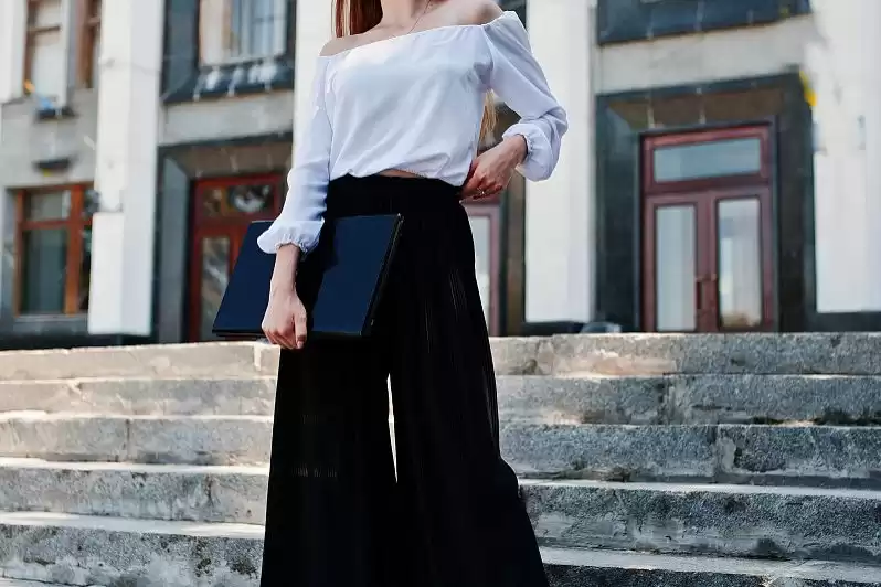 黑色裙子搭配帽子全攻略 让你美得不像话 黑色裙子搭配帽子全攻略 让你美得不像话