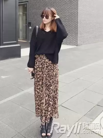 黑色长裙外套搭配指南,穿出你的风格 黑色长裙外套搭配指南,穿出你的风格