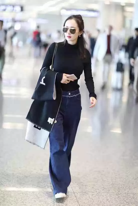 X型腿穿搭秘籍 选对裤子轻松修饰腿型