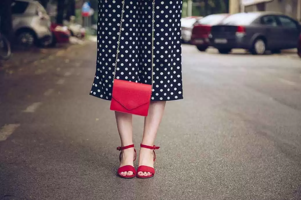 夏日氧气感穿搭指南 绿色上衣与裙装的绝妙配色方案