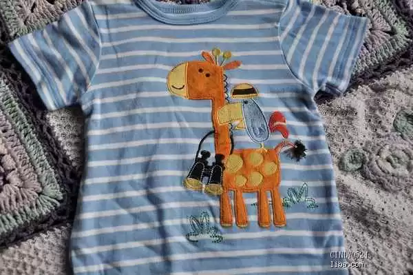 小蜜蜂衣服到底是啥牌子？看完这篇你就门儿清了