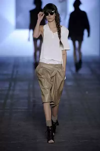 巴黎世家不光是个贵牌子 它是给衣服搞建筑的祖师爷