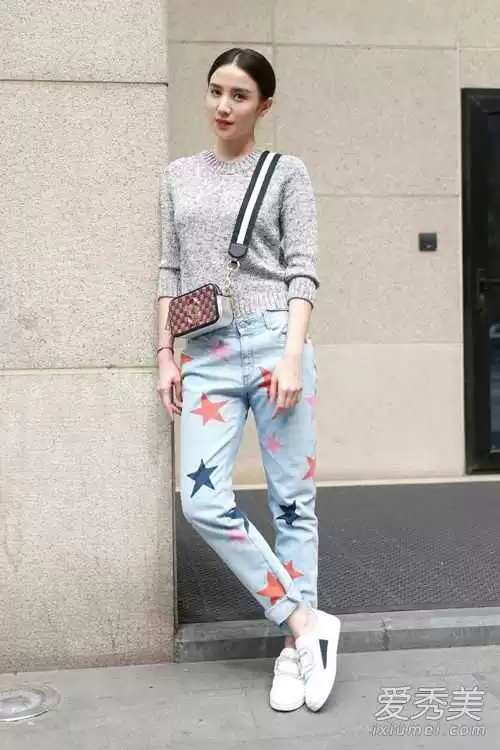 灰色上衣的万能搭配指南 穿出毫不费力的高级感