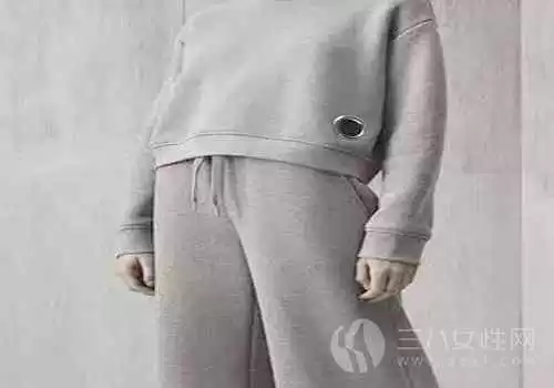 灰色上衣配裤子全攻略 穿出高级感就靠这些配色妙招