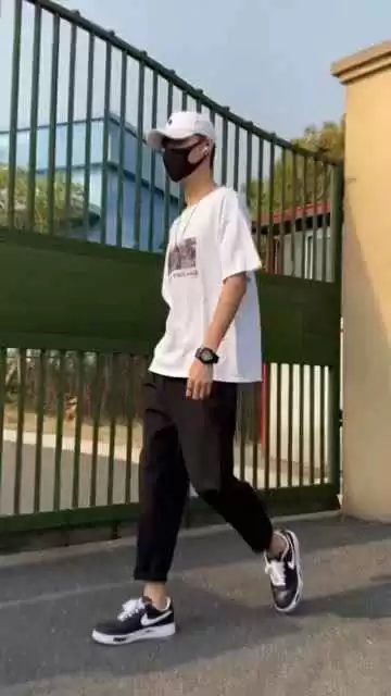 灰色短袖配什么裤子才能穿出不同风格 看完这篇你就有答案了