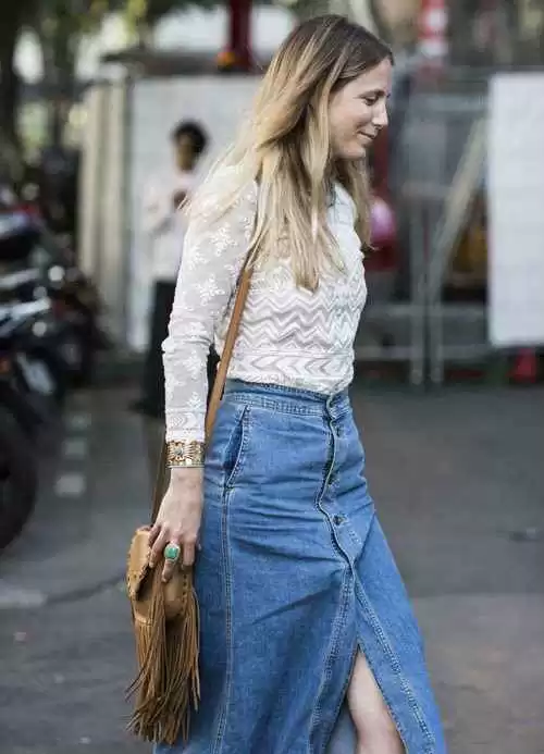 牛仔半身裙挑上衣有窍门 这三类单品穿出风格不重样