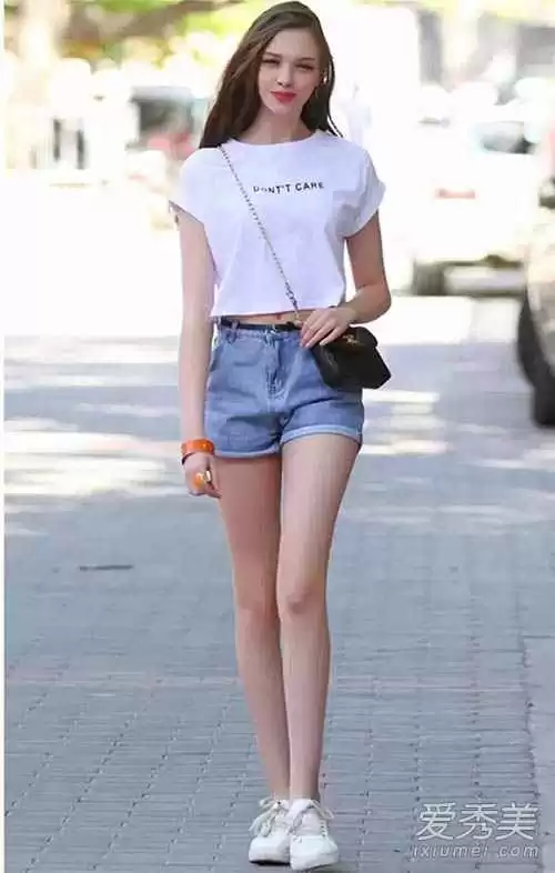 牛仔短裤配什么鞋 夏日街头穿搭指南