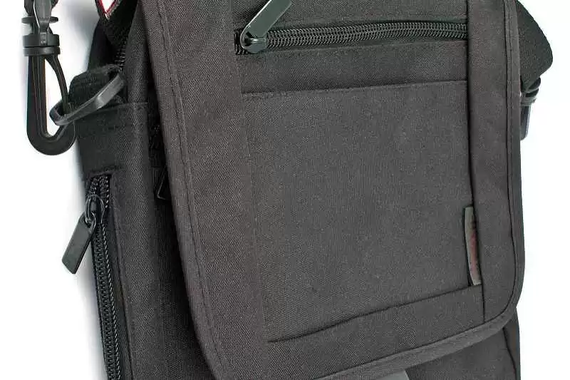 男士上班背什么包 实用搭配与专业形象全攻略