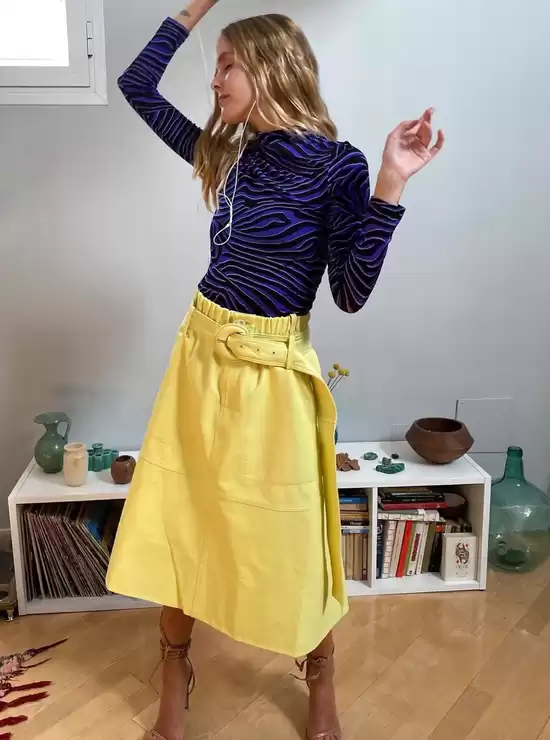 紫色裙子穿搭全攻略 教你配出高级感与好气色