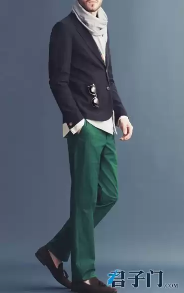 绿色裤子穿搭指南 基础撞色与场合全攻略