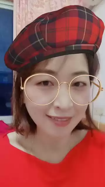 胖脸妹子戴帽避雷指南 选对款式瞬间小脸